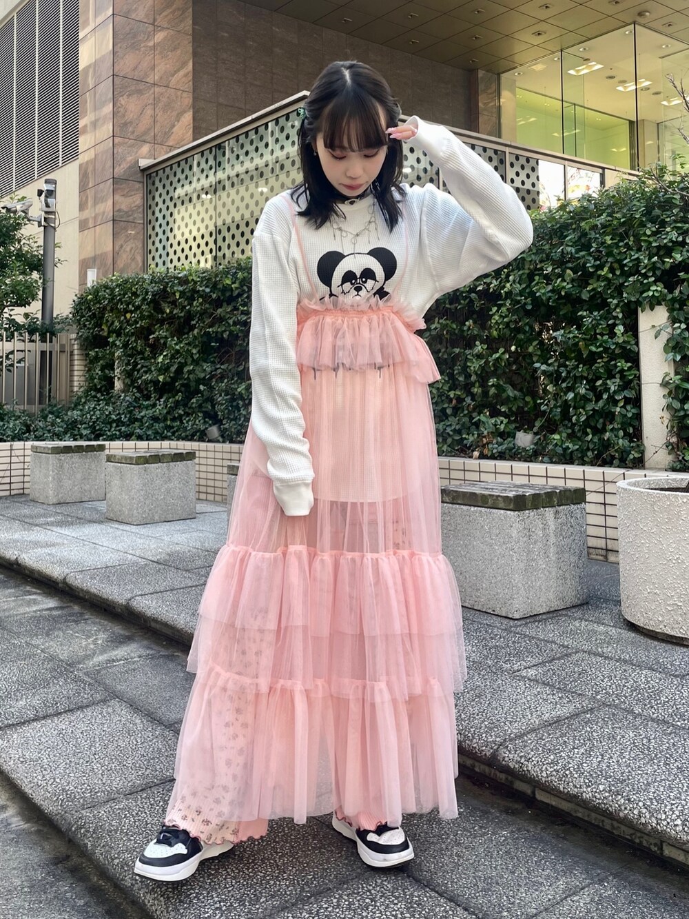 ピンク系のその他パンツ、ピンク系のワンピース、ホワイト系のTシャツ/カットソーを着用したレディースの冬コーディネートの3枚目の写真