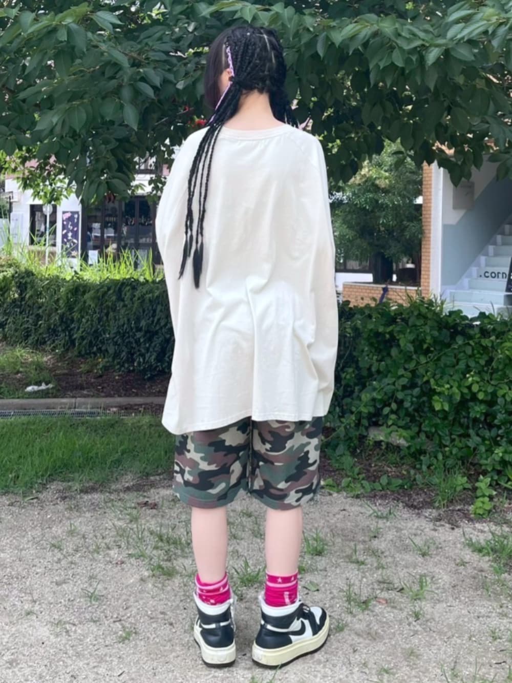 グリーン系のその他パンツ、ベージュ系のTシャツ/カットソーを着用したレディースの夏コーディネートの4枚目の写真