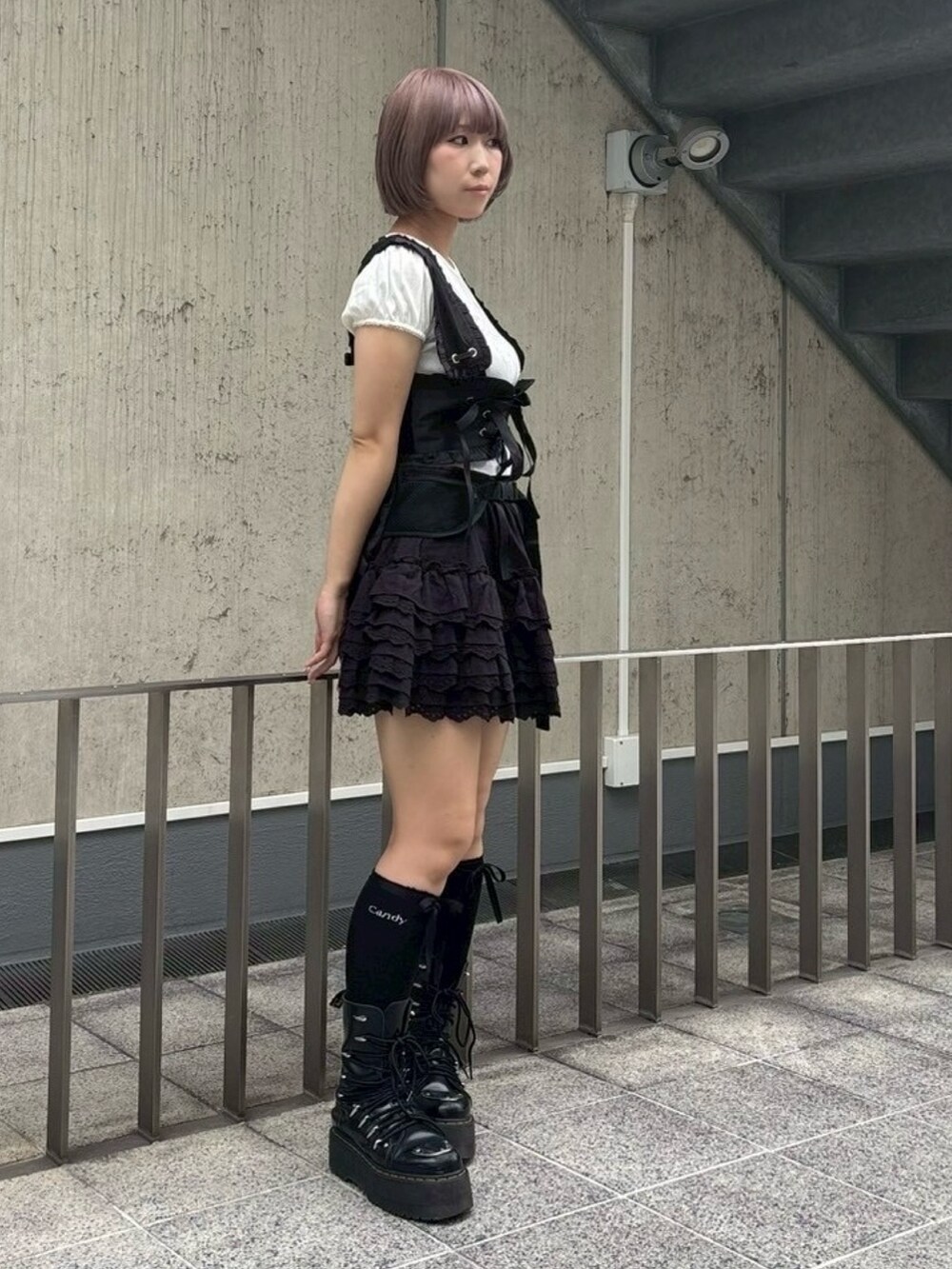 ブルー系のTシャツ/カットソー、ブラック系のその他トップス、ブラック系のスカートを着用したレディースの夏コーディネートの2枚目の写真