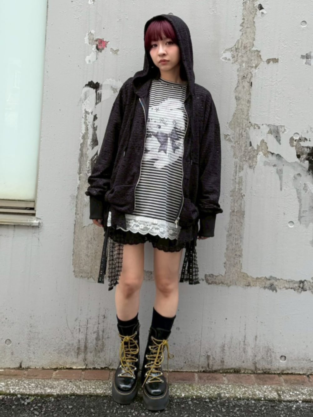 ブラック系のTシャツ/カットソー、ブラック系のその他パンツ、ブラック系のパーカーを着用したレディースの秋コーディネートの2枚目の写真