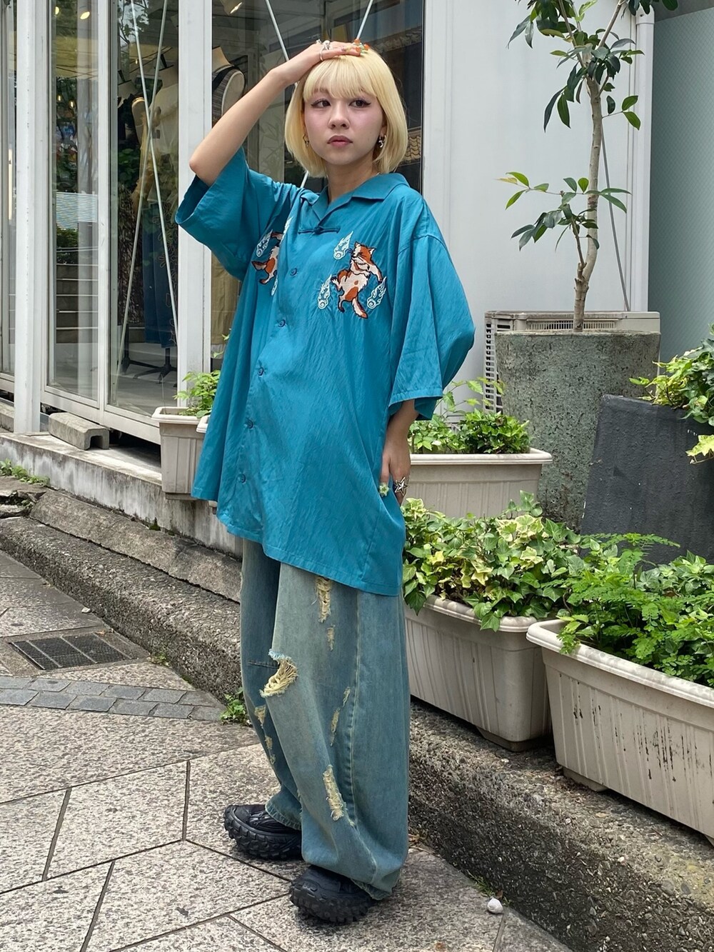 ブルー系のデニムパンツ、ブルー系のシャツ/ブラウスを着用したレディースの夏コーディネートの3枚目の写真