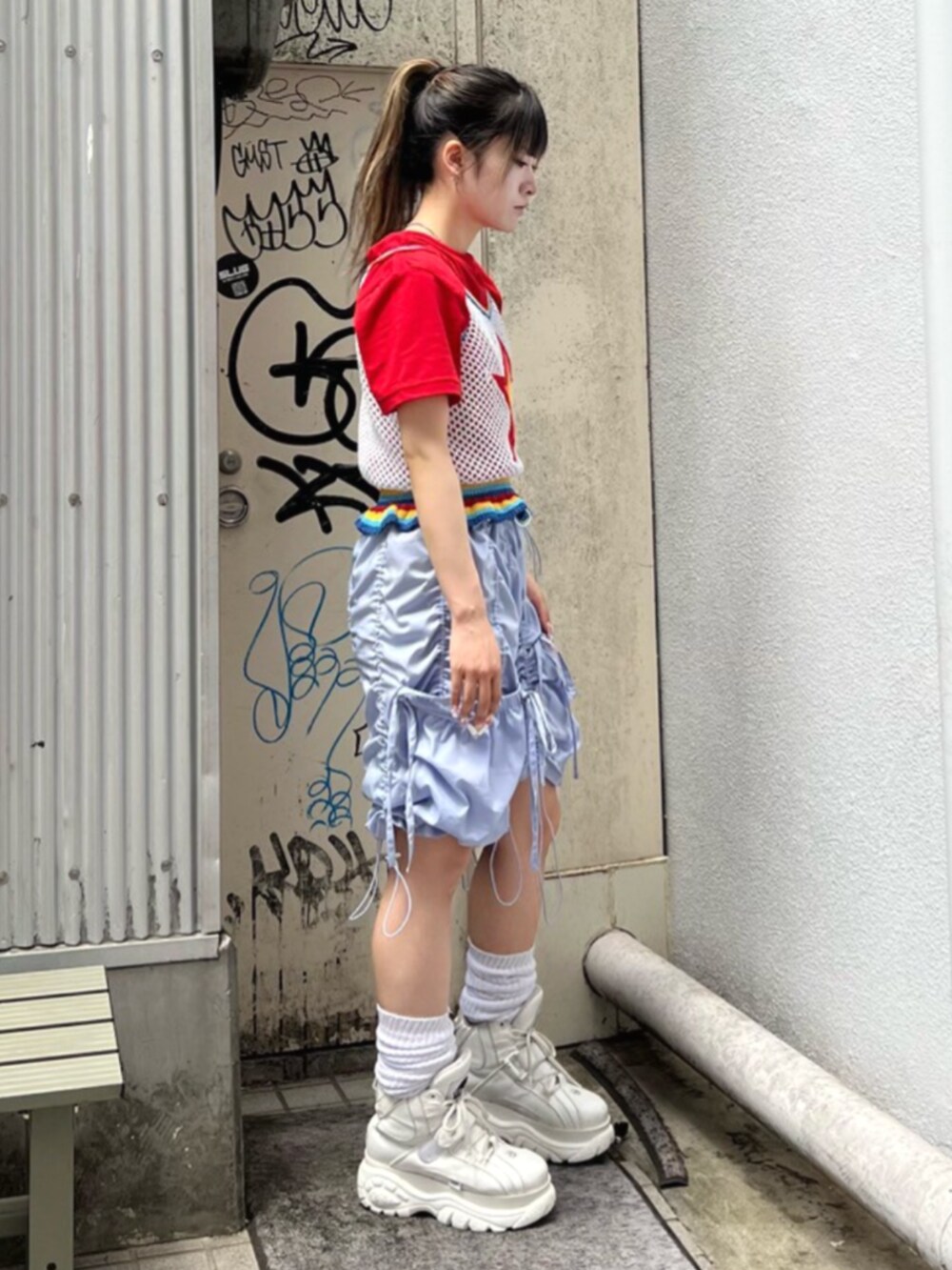 レッド系のTシャツ/カットソー、ホワイト系のキャミソール、パープル系のその他パンツを着用したレディースの夏コーディネートの3枚目の写真