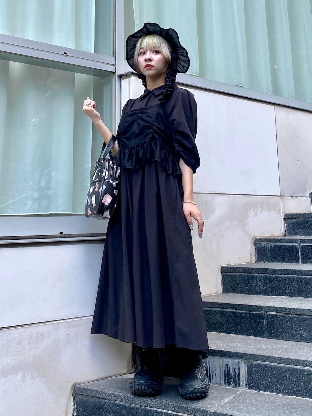 ブラック系のハンドバッグ、ブラック系のワンピース、ブラック系のソックス/靴下を着用したレディースの夏コーディネートの2枚目の写真