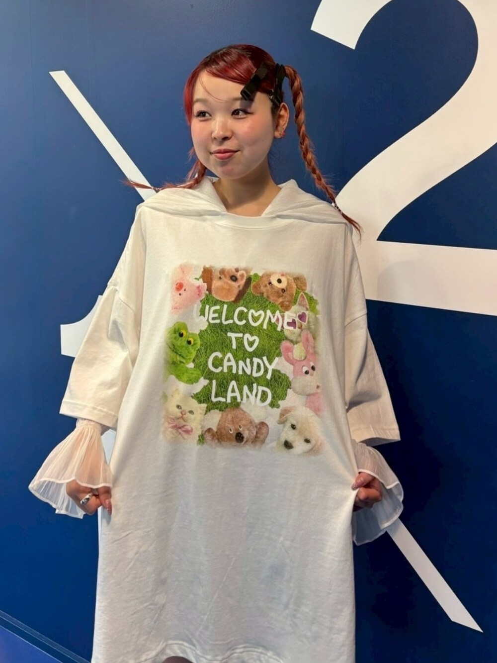 ホワイト系のシャツ/ブラウス、ホワイト系のTシャツ/カットソーを着用したレディースの春コーディネートの6枚目の写真