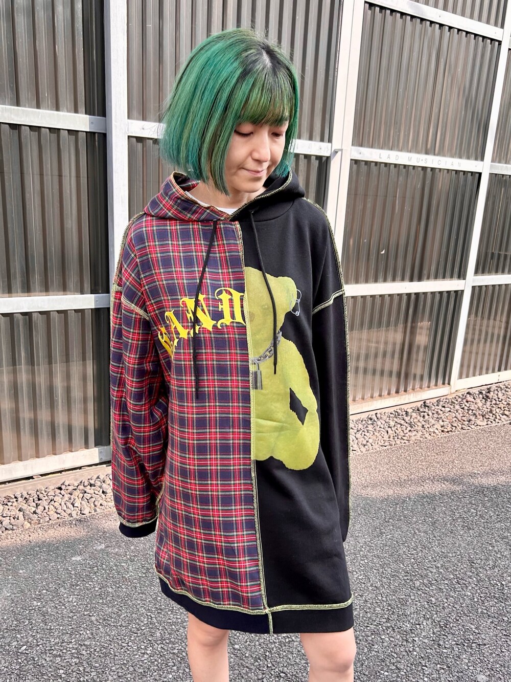 ブラック系のワンピースを着用したレディースの冬コーディネートの5枚目の写真