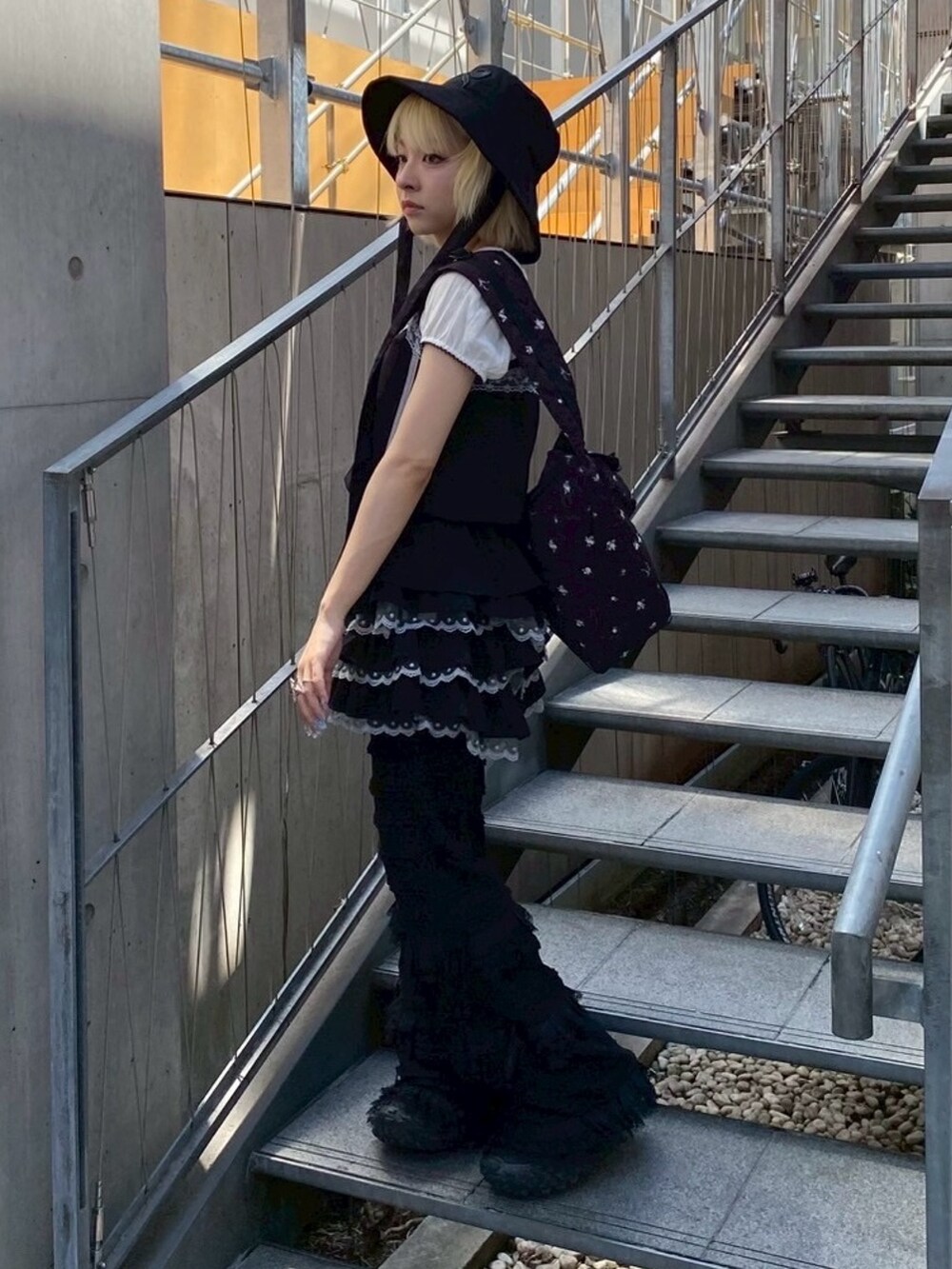 ブラック系のTシャツ/カットソー、ブラック系のキャミソール、ブラック系のその他パンツを着用したレディースの夏コーディネートの3枚目の写真