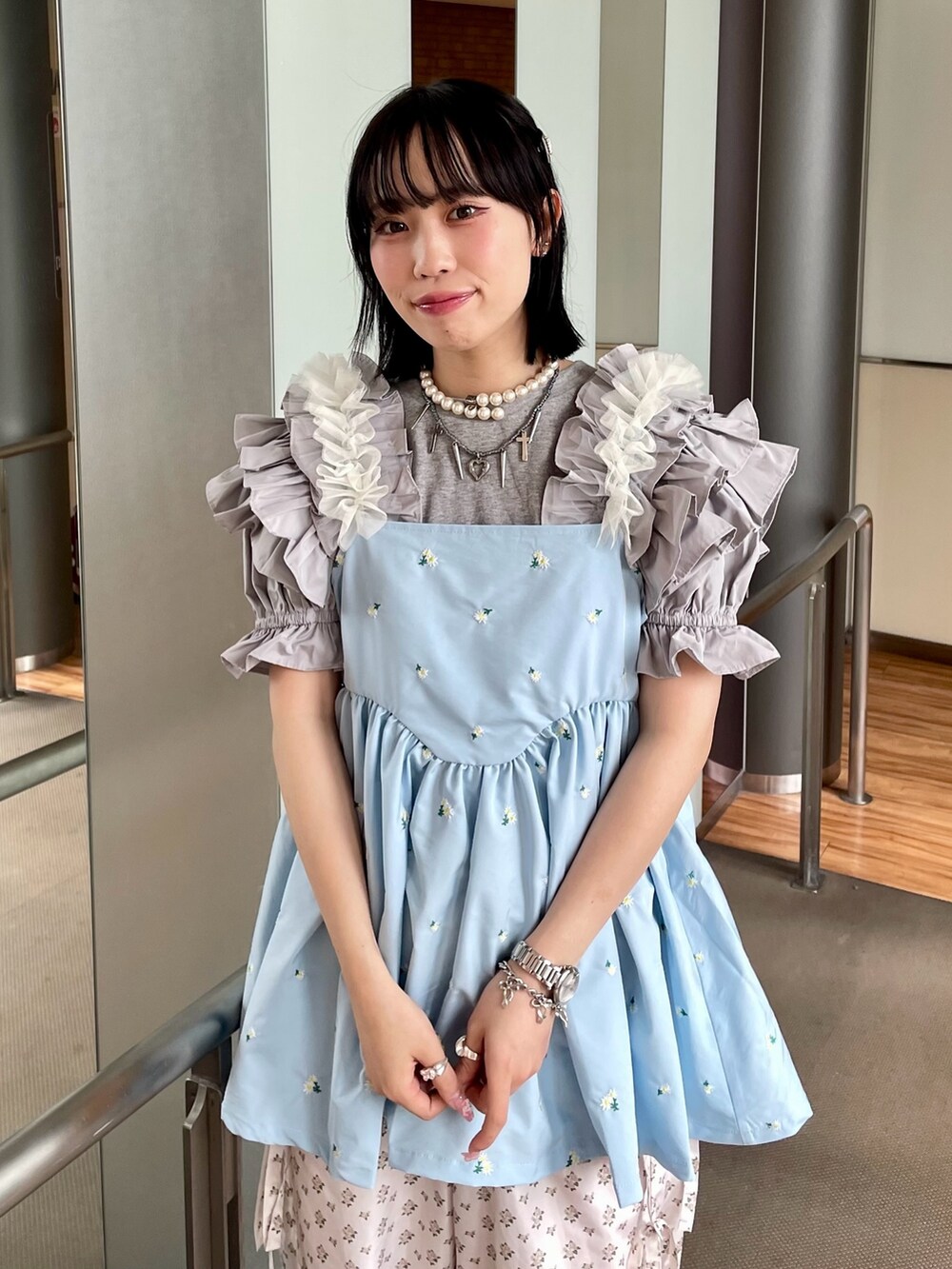 グレー系のその他トップス、ブルー系のワンピース、ホワイト系のその他パンツを着用したレディースの春コーディネートの5枚目の写真