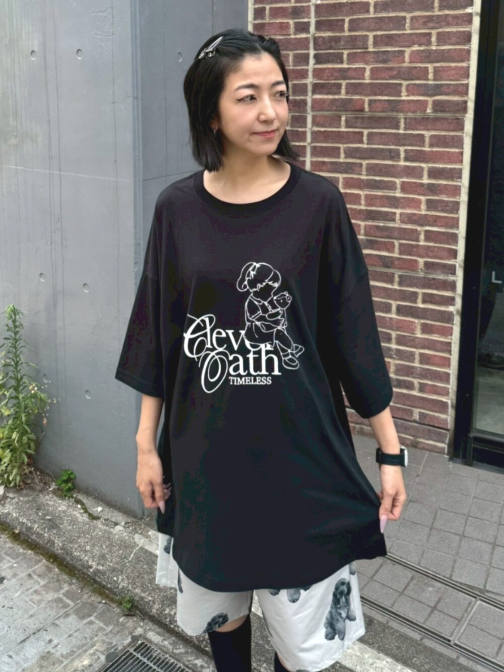 ブラック系のTシャツ/カットソー、グレー系のその他パンツを着用したレディースの夏コーディネートの4枚目の写真