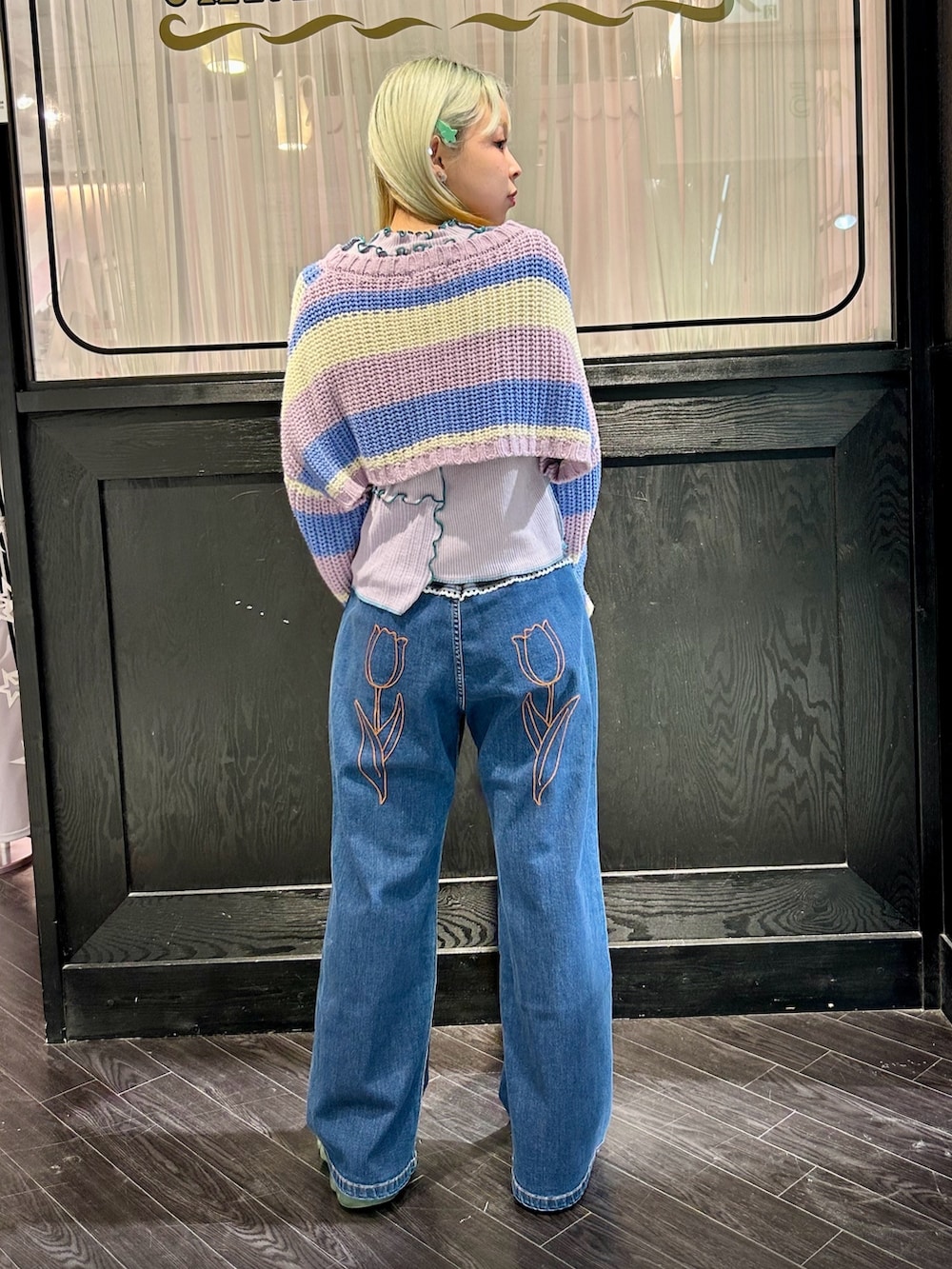 ブルー系のデニムパンツ、パープル系のその他トップス、パープル系のカーディガン/ボレロを着用したレディースの冬コーディネートの4枚目の写真