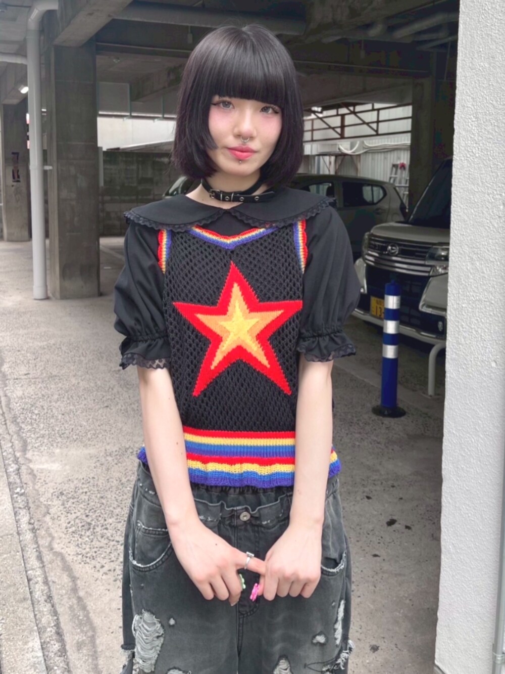 ブラック系のデニムパンツ、ブラック系のキャミソール、ブラック系のTシャツ/カットソーを着用したレディースの夏コーディネートの3枚目の写真