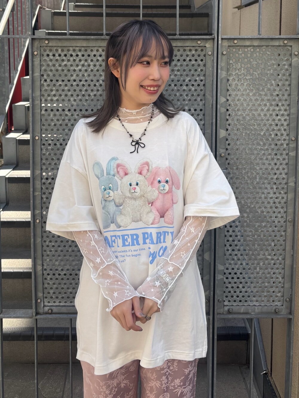 ピンク系のその他パンツ、ホワイト系のその他トップス、ホワイト系のTシャツ/カットソーを着用したレディースの春コーディネートの5枚目の写真