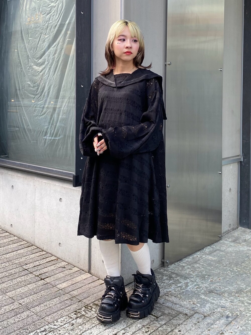 ブラック系のワンピース、ホワイト系のソックス/靴下を着用したレディースの夏コーディネートの2枚目の写真