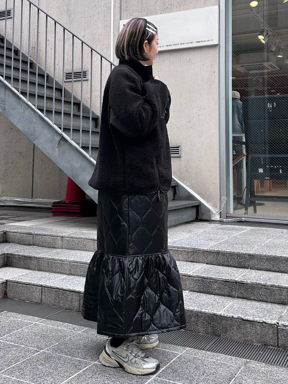 ブラック系のその他トップス、グレー系のTシャツ/カットソー、ブラック系のワンピースを着用したレディースの秋コーディネートの4枚目の写真