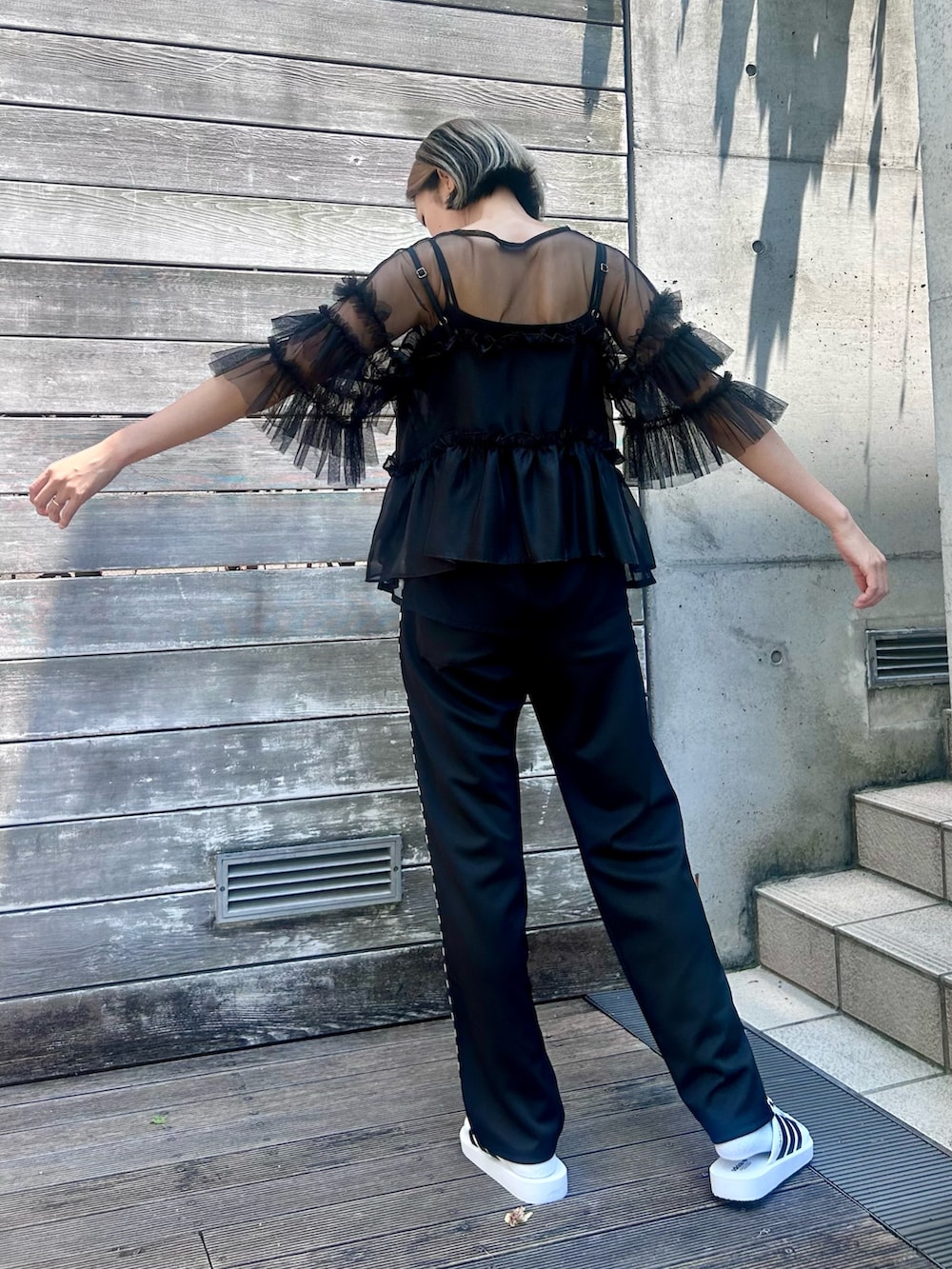 ブラック系のTシャツ/カットソー、ブラック系のキャミソール、ブラック系のその他パンツを着用したレディースの夏コーディネートの5枚目の写真