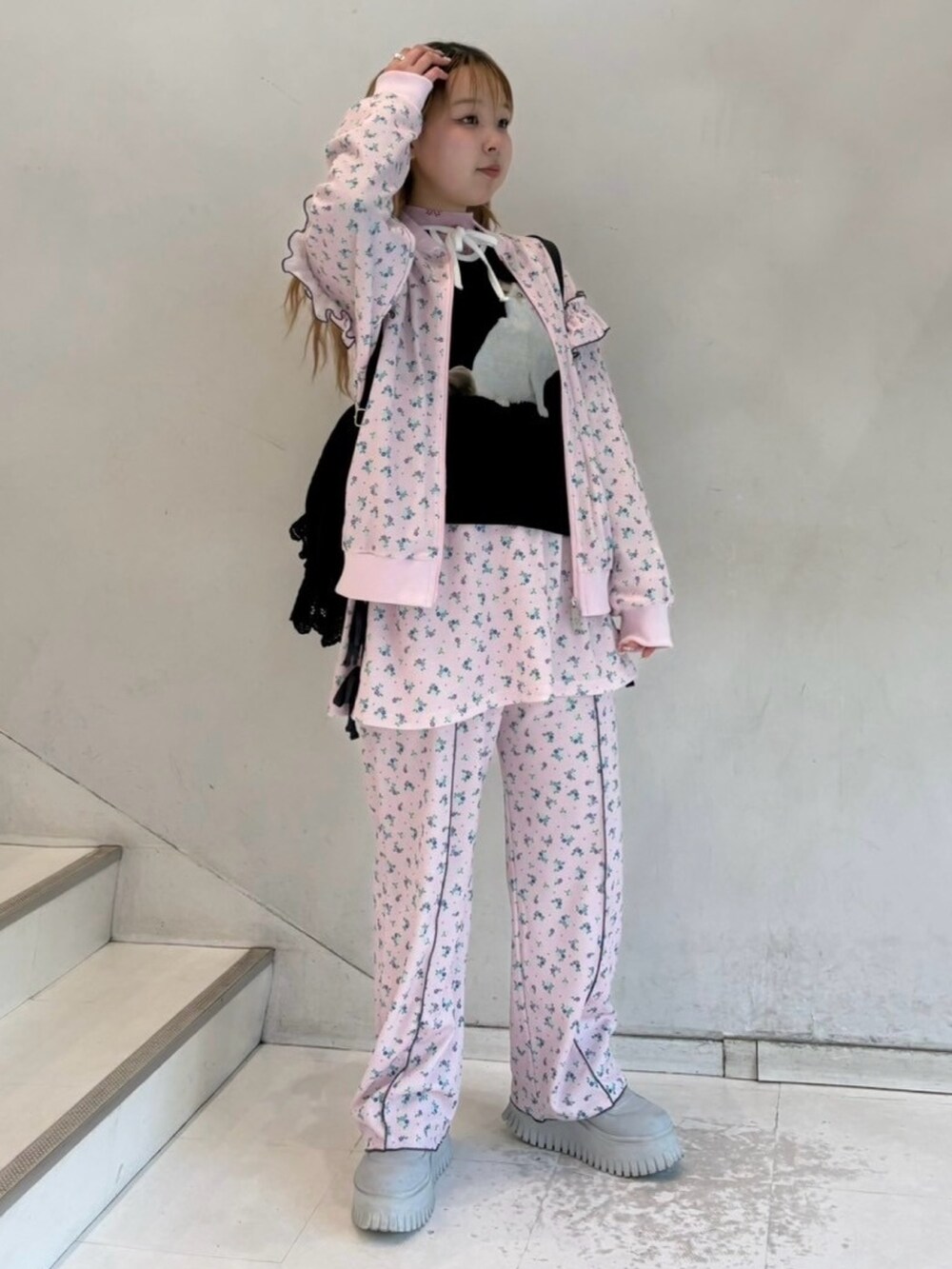 ブラック系のTシャツ/カットソー、ピンク系のその他トップス、ピンク系のその他パンツを着用したレディースの冬コーディネートの3枚目の写真