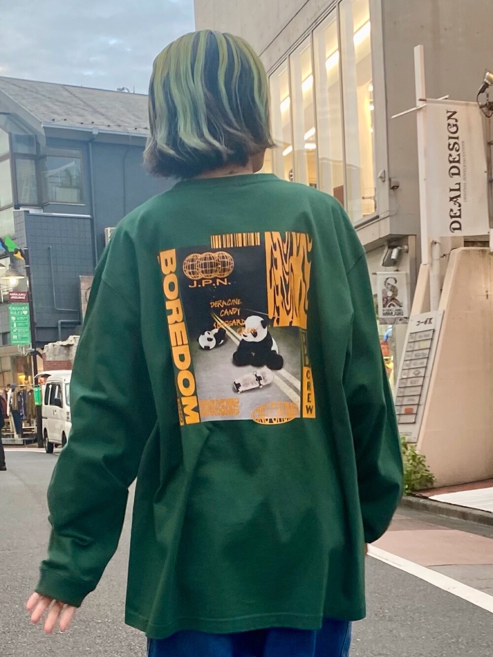 ブルー系のカーゴパンツ、グリーン系のTシャツ/カットソーを着用したレディースの秋コーディネートの4枚目の写真