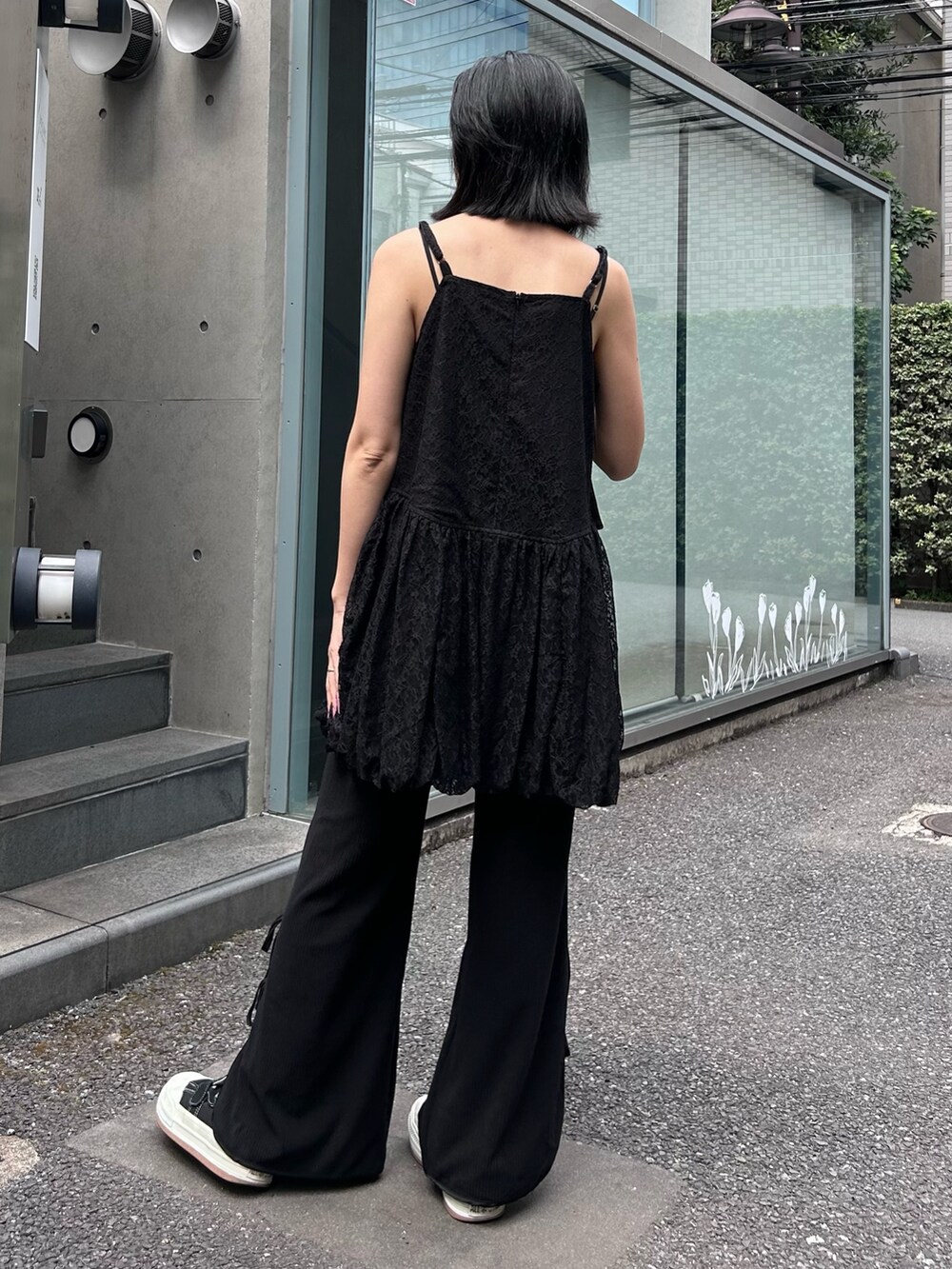 ブラック系のその他パンツ、ブラック系のワンピースを着用したレディースの夏コーディネートの6枚目の写真