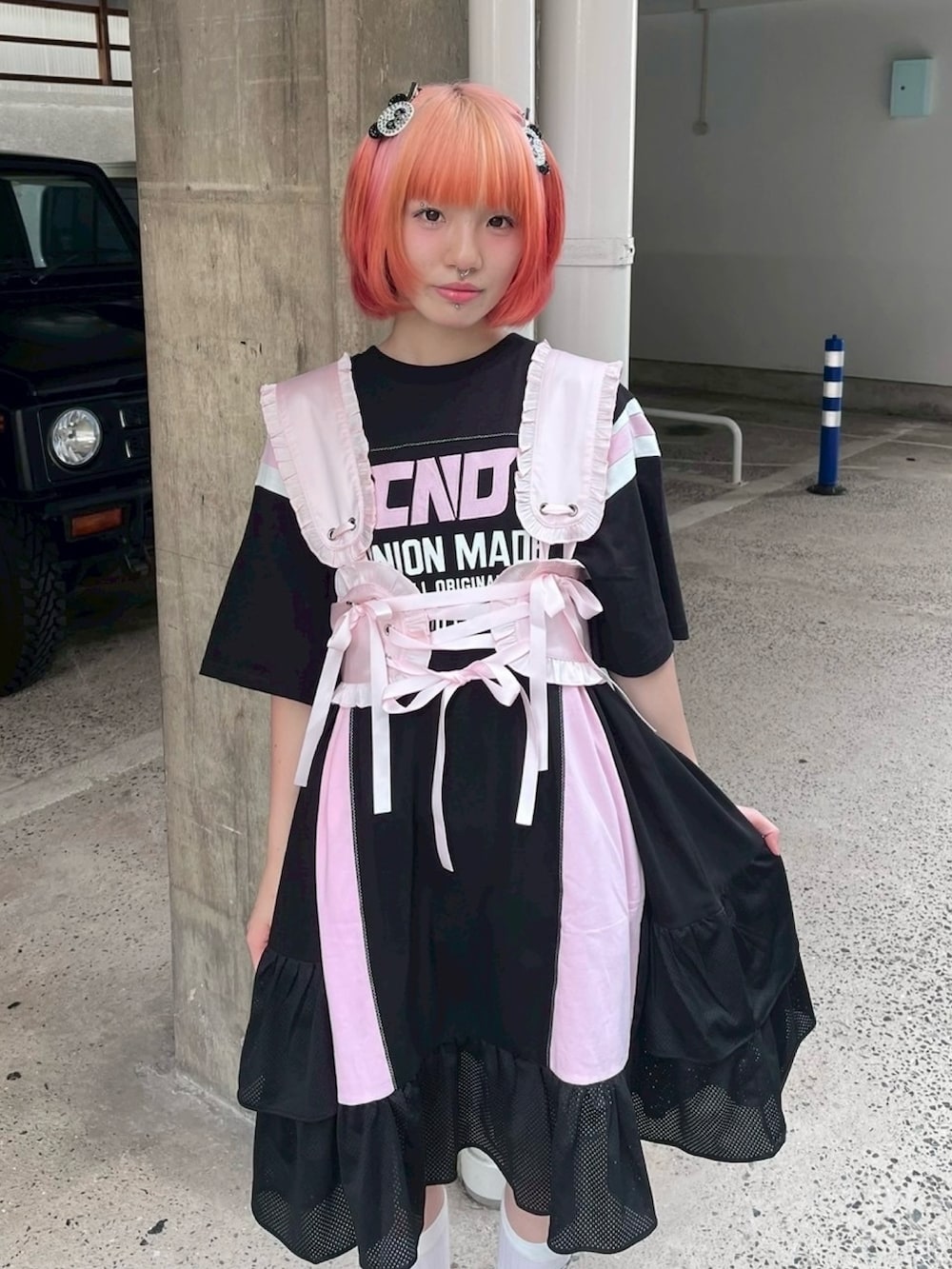 ピンク系のその他トップス、ブラック系のワンピース、ホワイト系のバレッタ/ヘアクリップを着用したレディースの秋コーディネートの5枚目の写真