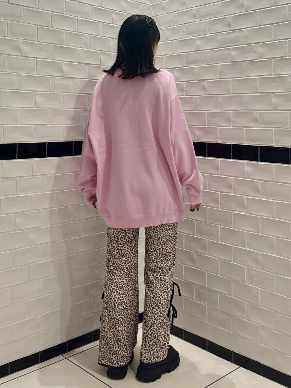 ブラック系のローファー、ベージュ系のその他パンツ、ピンク系のニット/セーターを着用したレディースの冬コーディネートの4枚目の写真