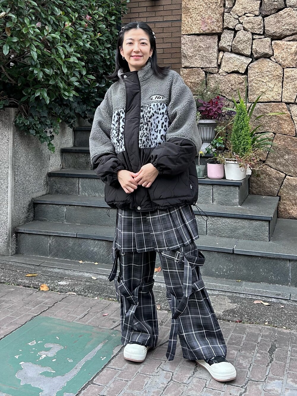 グレー系のその他パンツ、グレー系のブルゾンを着用したレディースの秋コーディネートの2枚目の写真