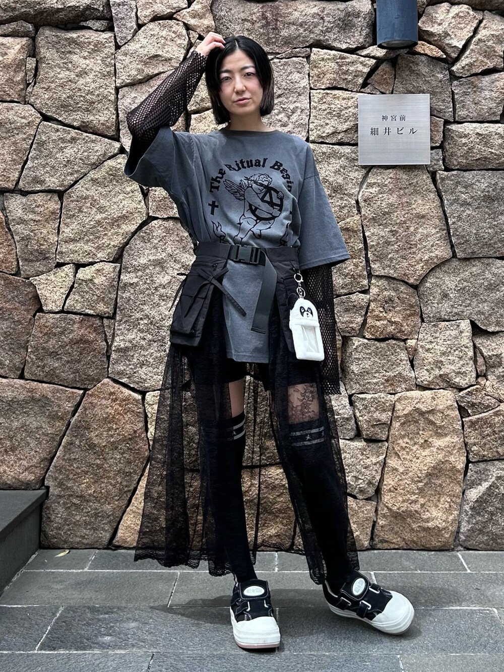 グレー系のTシャツ/カットソー、ブラック系のスカート、ブラック系のソックス/靴下を着用したレディースの春コーディネートの2枚目の写真