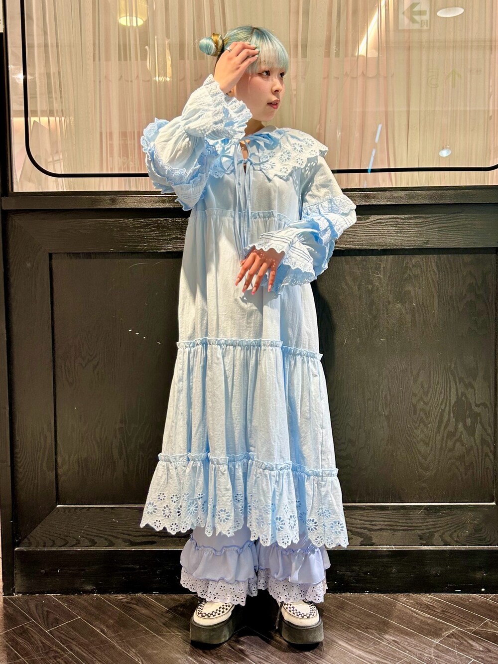 ブルー系のその他パンツ、ブルー系のワンピースを着用したレディースの冬コーディネートの2枚目の写真