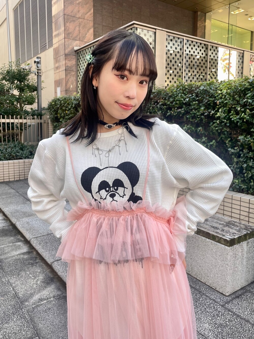 ピンク系のその他パンツ、ピンク系のワンピース、ホワイト系のTシャツ/カットソーを着用したレディースの冬コーディネートの5枚目の写真