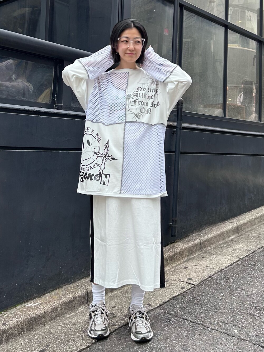 ホワイト系のワンピース、ホワイト系のTシャツ/カットソーを着用したレディースの夏コーディネートの2枚目の写真