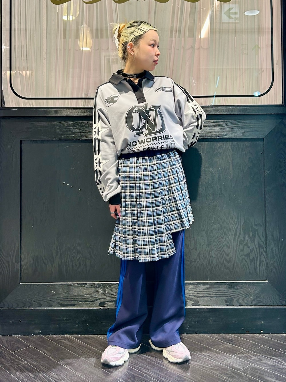 グレー系のポロシャツ、ブルー系のその他パンツ、ピンク系のシューズを着用したレディースの春コーディネートの2枚目の写真