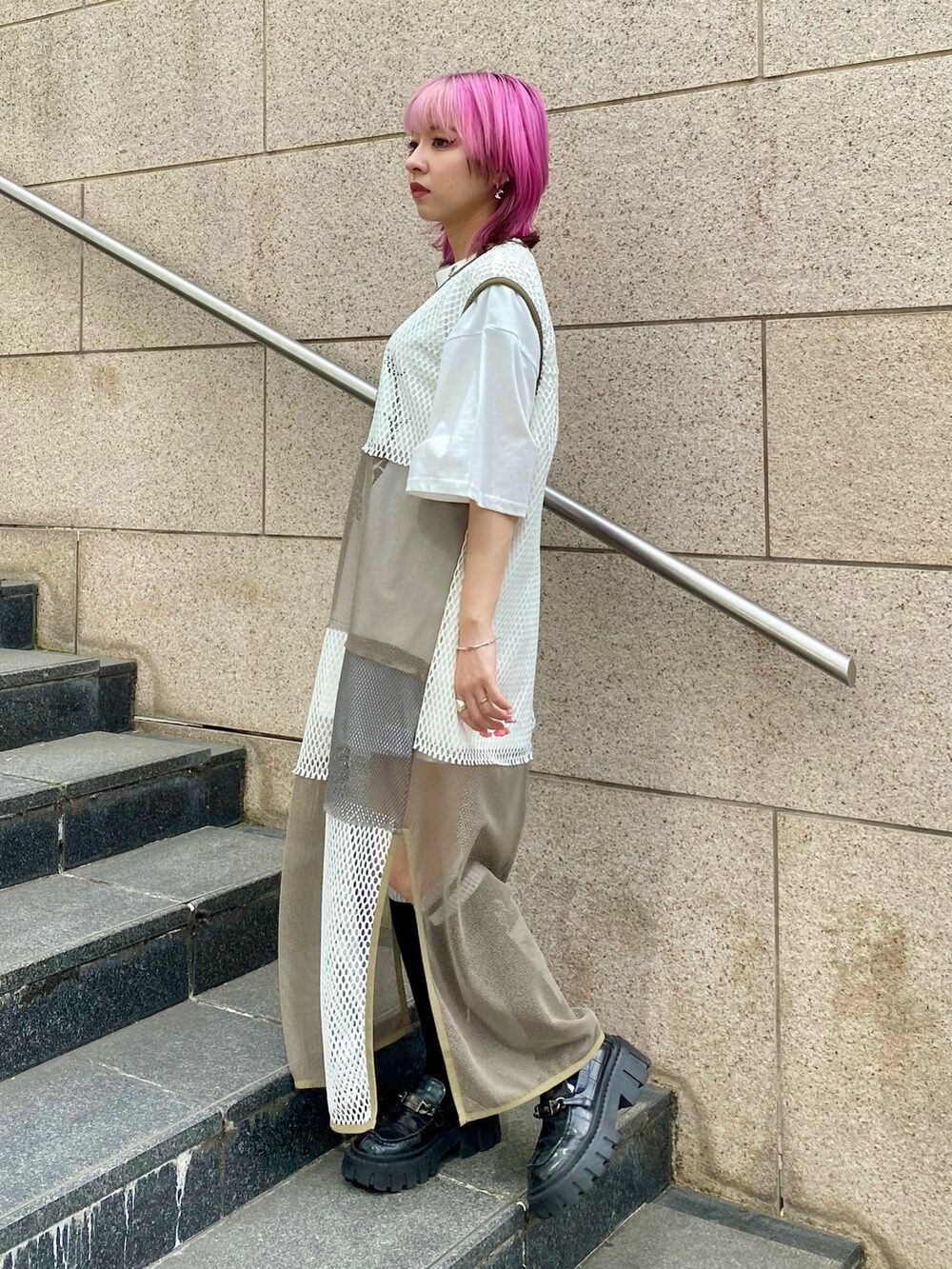 ホワイト系のTシャツ/カットソー、グリーン系のワンピース、ブラック系のローファーを着用したレディースの春コーディネートの2枚目の写真