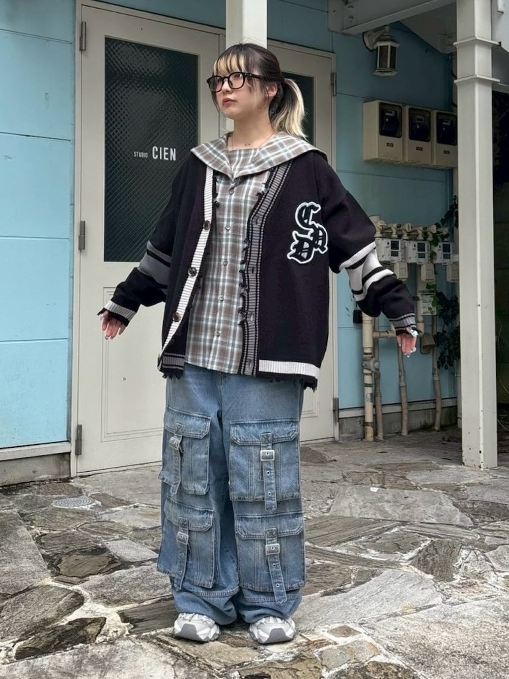 ブラウン系のシャツ/ブラウス、ブラック系のカーディガン/ボレロ、ブルー系のデニムパンツを着用したレディースの秋コーディネートの3枚目の写真