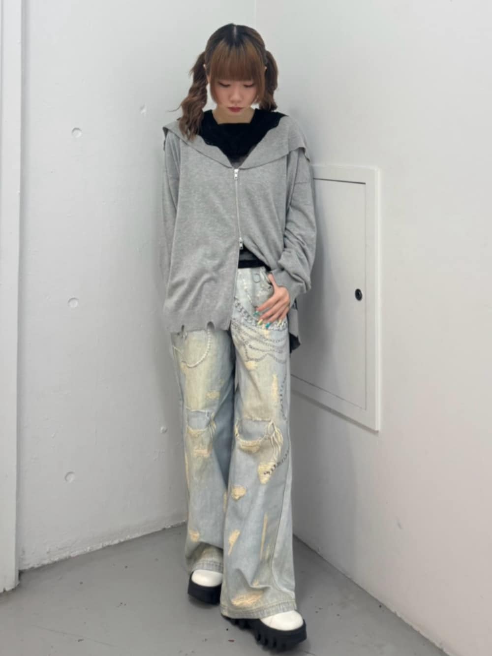 ブラック系のTシャツ/カットソー、グレー系のカーディガン/ボレロ、ブルー系のその他パンツを着用したレディースの秋コーディネートの2枚目の写真