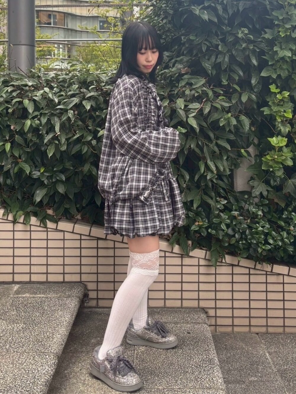 ブラック系のノーカラージャケット、ベージュ系のTシャツ/カットソー、ブラック系のその他トップスを着用したレディースの秋コーディネートの4枚目の写真