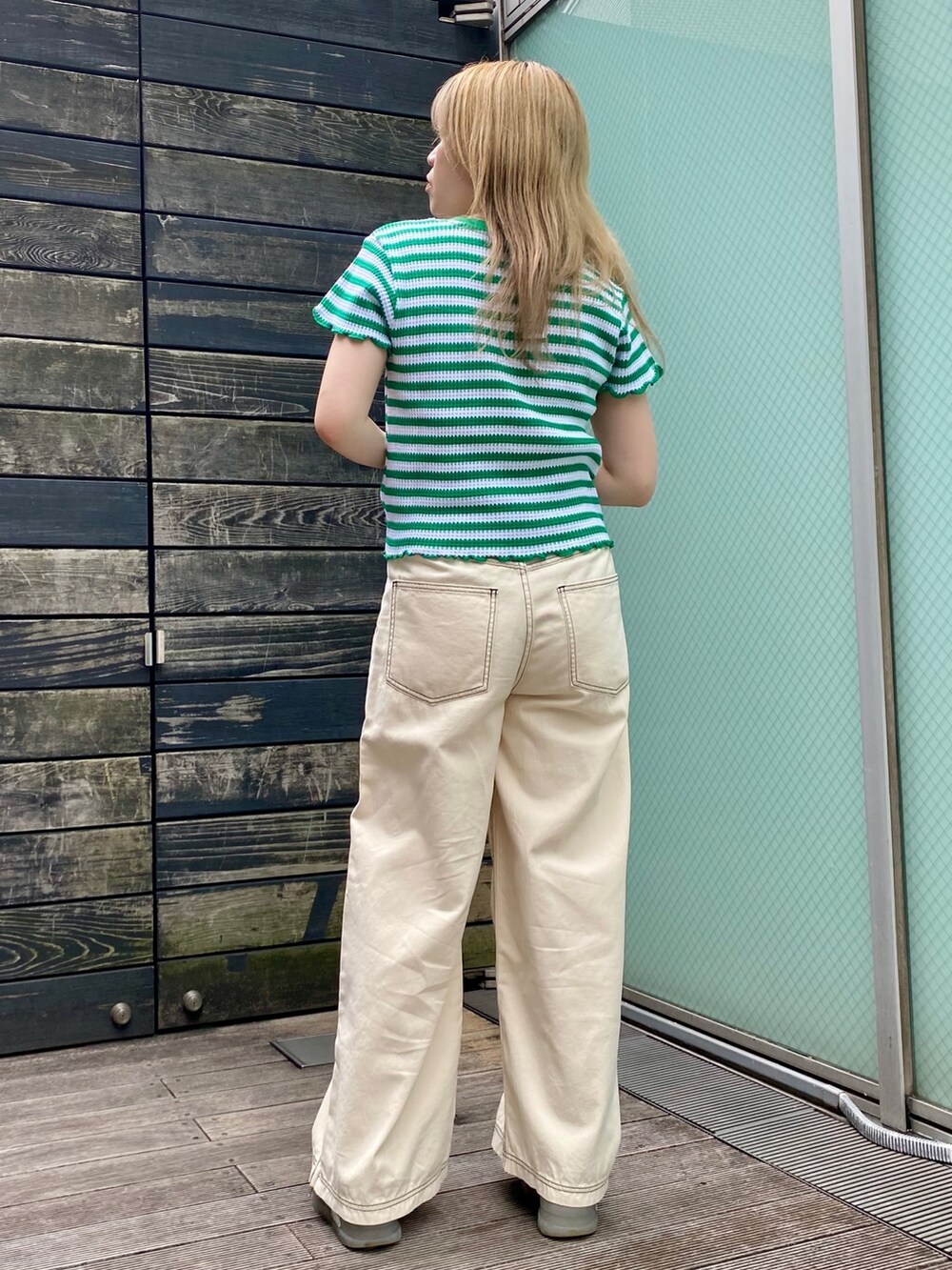 ホワイト系のその他パンツ、グリーン系のカーディガン/ボレロを着用したレディースの夏コーディネートの4枚目の写真