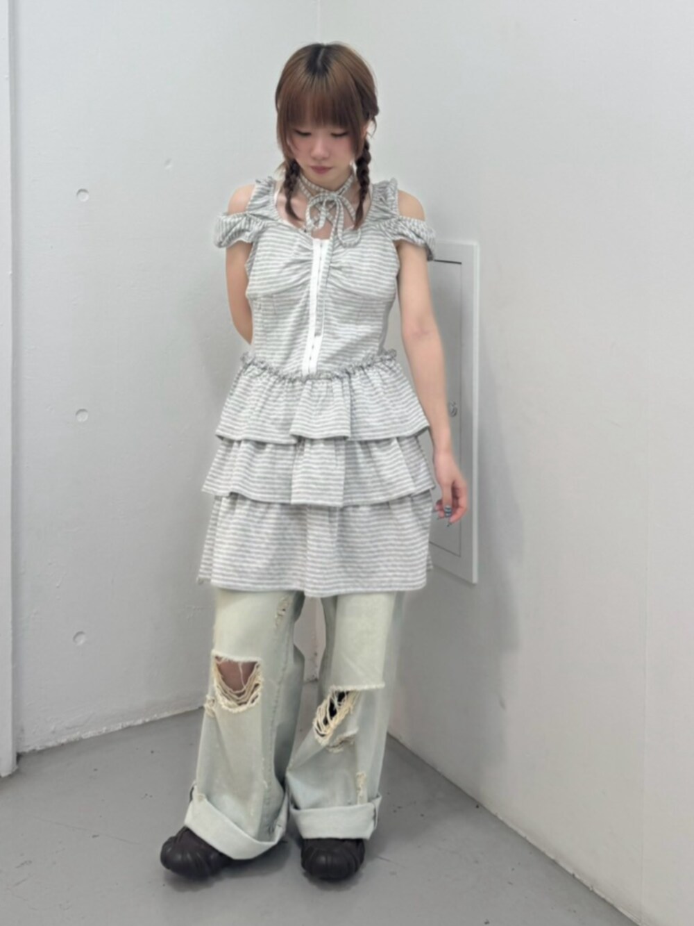 ブルー系のデニムパンツ、グレー系のワンピースを着用したレディースの夏コーディネートの2枚目の写真