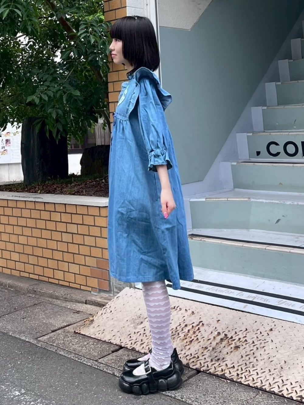 ブルー系のワンピース、ホワイト系のソックス/靴下を着用したレディースの夏コーディネートの3枚目の写真