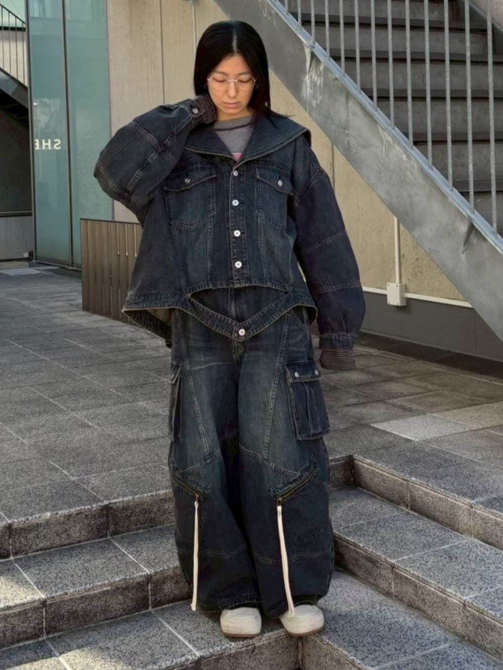 ブルー系のデニムパンツ、グレー系のTシャツ/カットソー、ブルー系のデニムジャケットを着用したレディースの春コーディネートの2枚目の写真