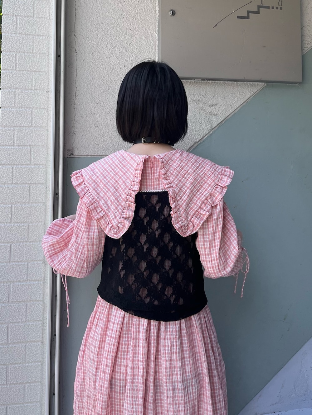 ブラック系のキャミソール、ピンク系のワンピースを着用したレディースの夏コーディネートの5枚目の写真