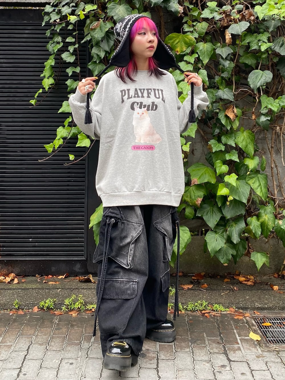 ブラック系のシューズ、ブラック系のデニムパンツ、グレー系のスウェットを着用したレディースの秋コーディネートの2枚目の写真