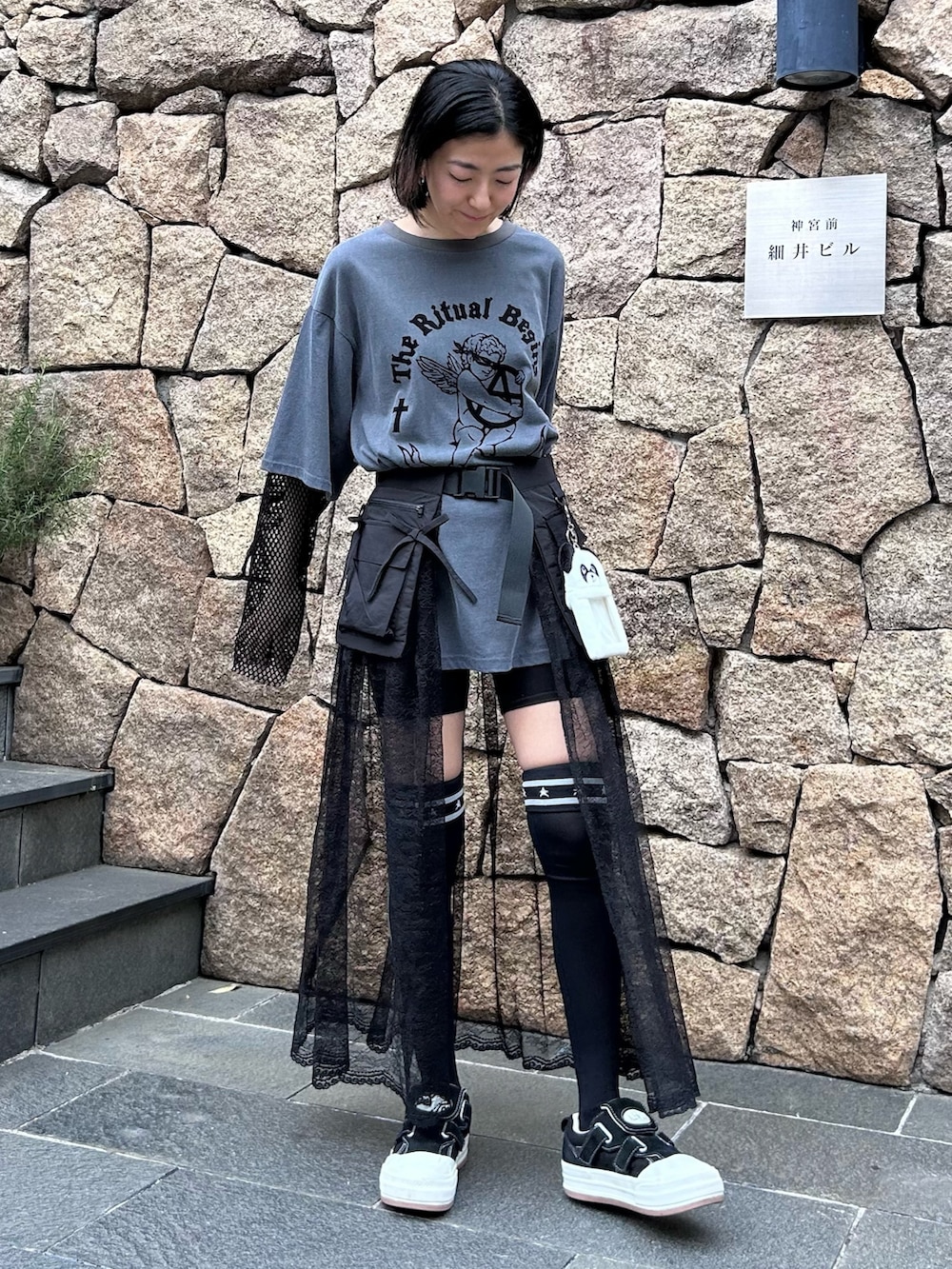 グレー系のTシャツ/カットソー、ブラック系のスカート、ブラック系のソックス/靴下を着用したレディースの春コーディネートの3枚目の写真
