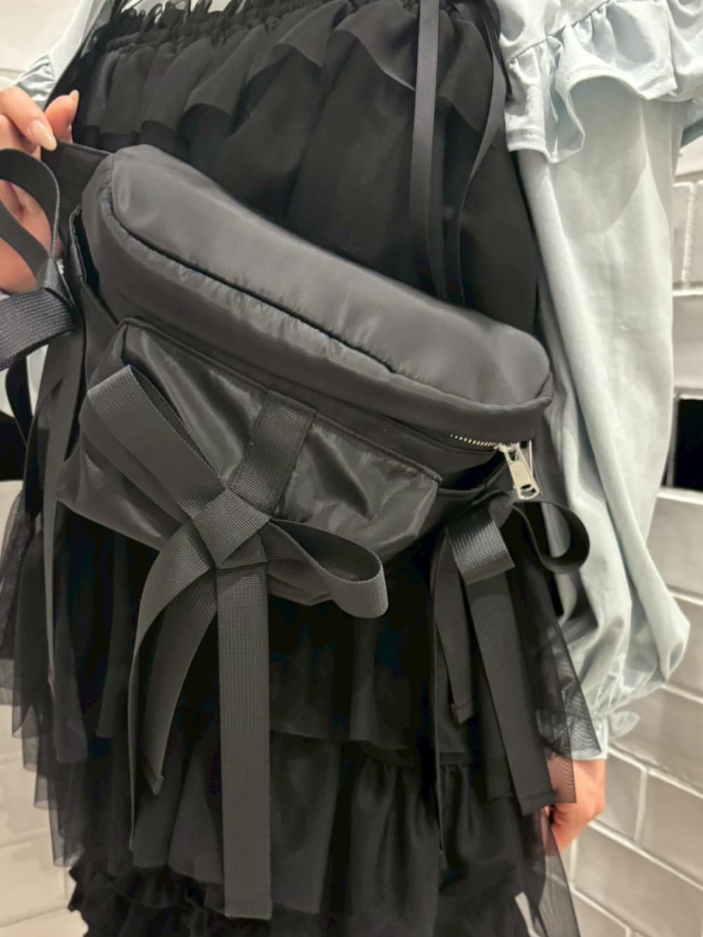 ブルー系のTシャツ/カットソー、ブラック系のその他パンツ、ブラック系のその他トップスを着用したレディースの春コーディネートの3枚目の写真