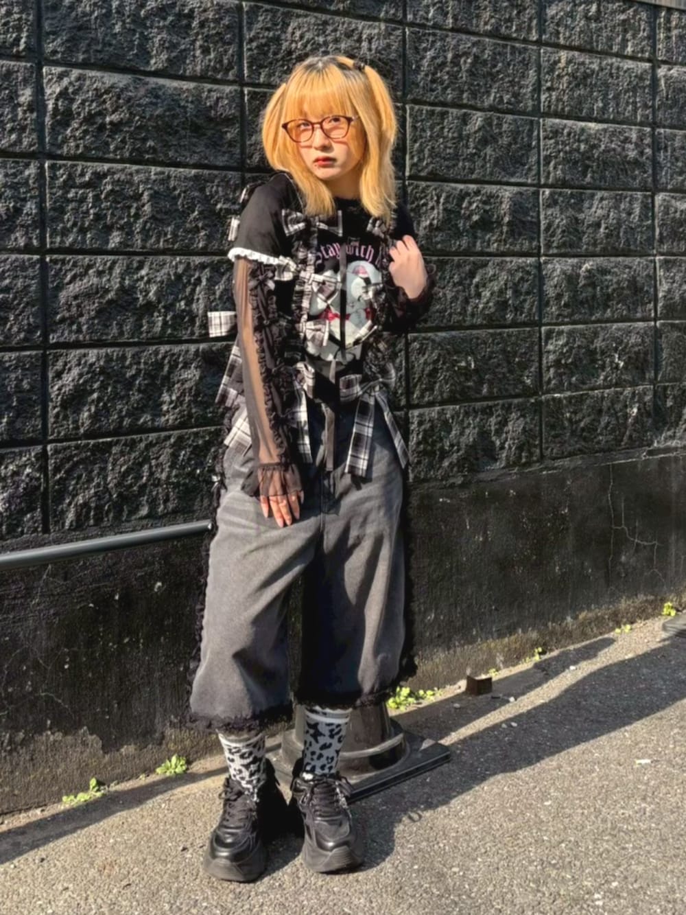 ブラック系のその他トップス、ブラック系のTシャツ/カットソー、ブラック系のその他トップスを着用したレディースの春コーディネートの2枚目の写真