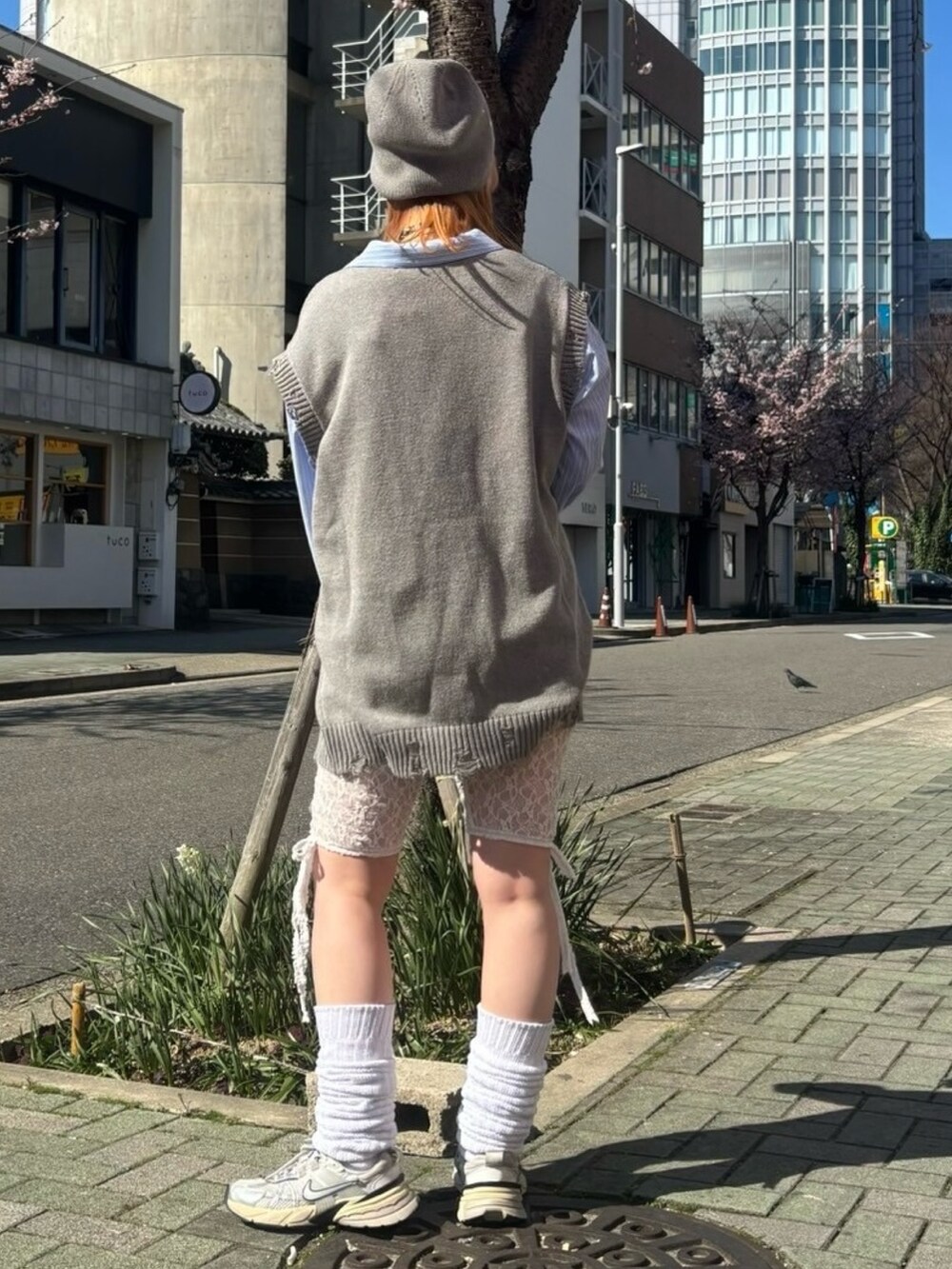 グレー系のベスト、ブルー系のシャツ/ブラウス、ホワイト系のその他パンツを着用したレディースの春コーディネートの4枚目の写真