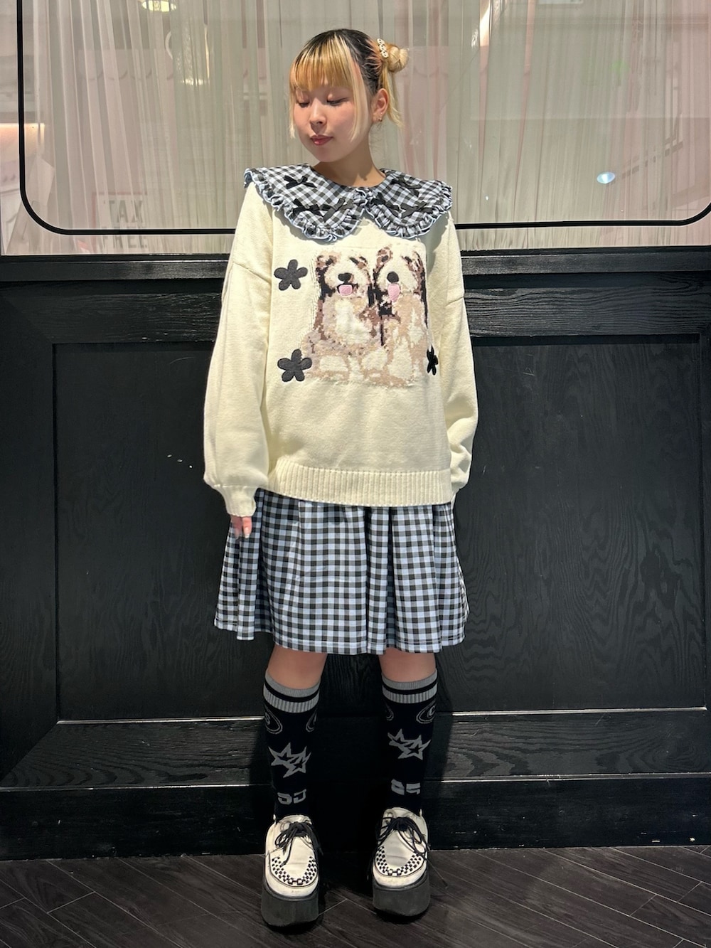 ブルー系のワンピース、ホワイト系のニット/セーター、ブラック系のソックス/靴下を着用したレディースの秋コーディネートの3枚目の写真