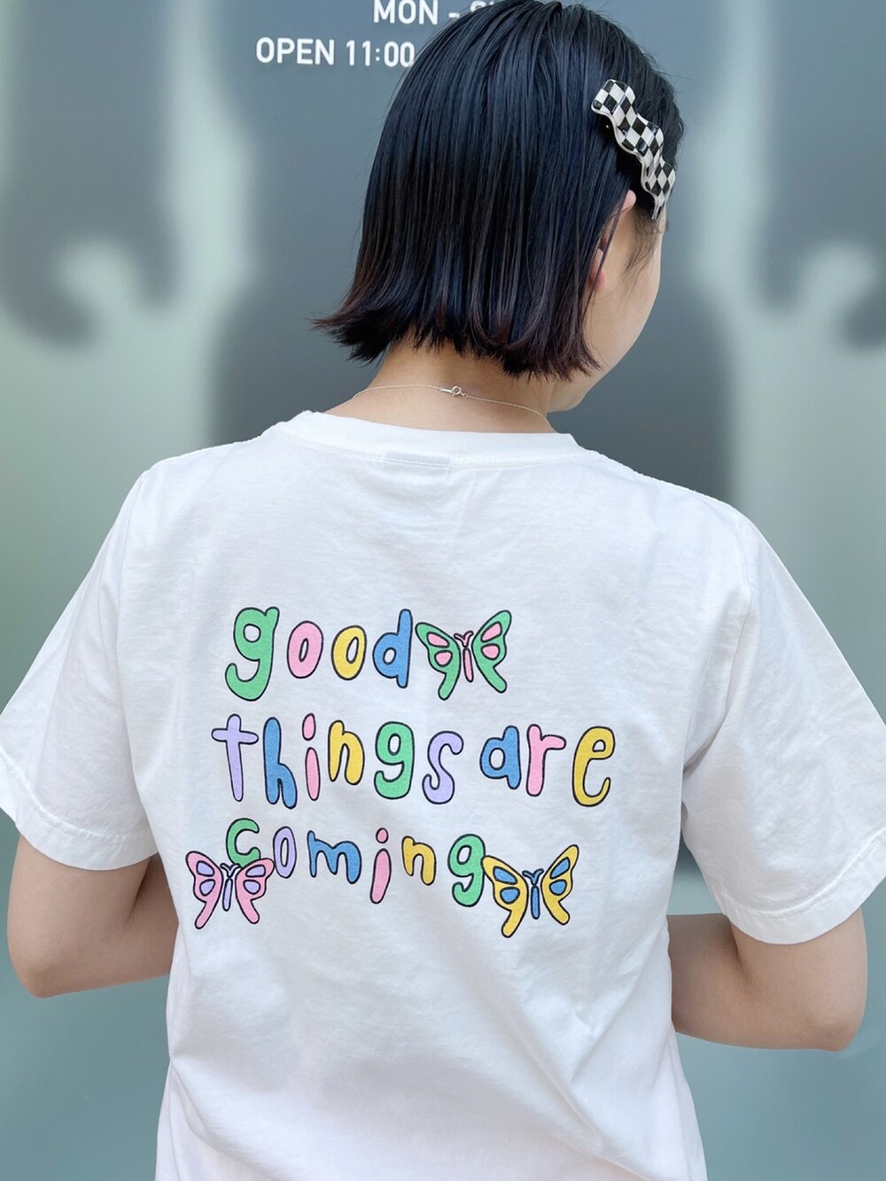 ブラック系のスニーカー、ピンク系のその他パンツ、ホワイト系のTシャツ/カットソーを着用したレディースの夏コーディネートの3枚目の写真