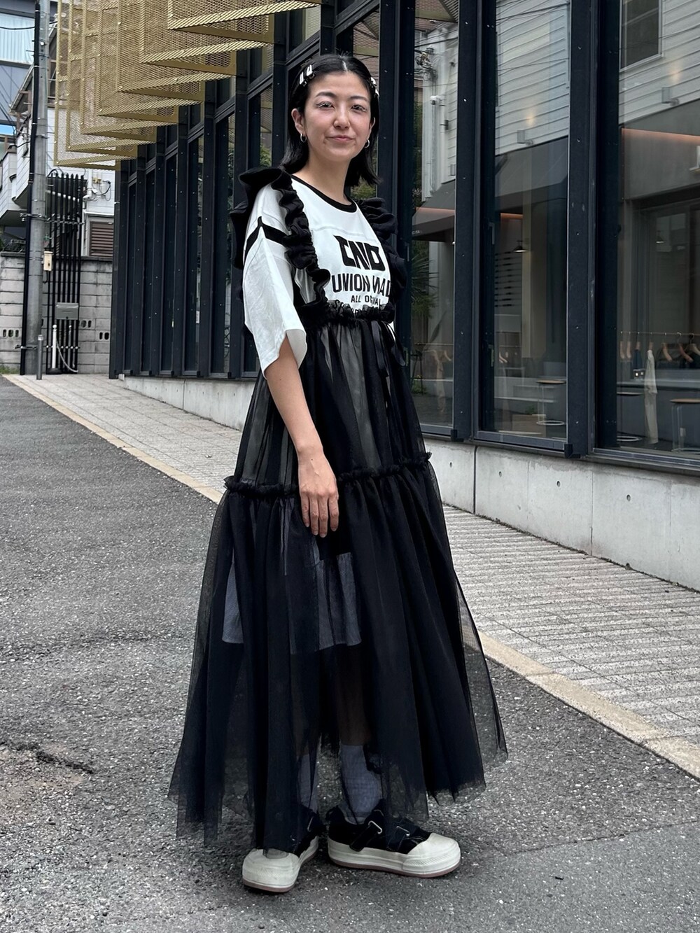 ブラック系のスカート、ホワイト系のワンピースを着用したレディースの秋コーディネートの5枚目の写真