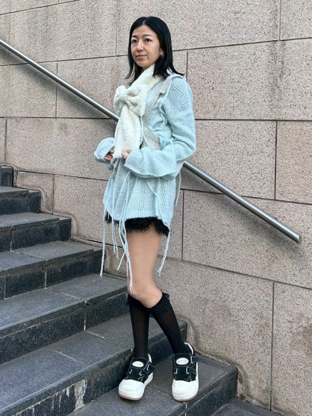 ブラック系のその他パンツ、ブルー系のニット/セーター、グレー系のその他トップスを着用したレディースの冬コーディネートの2枚目の写真