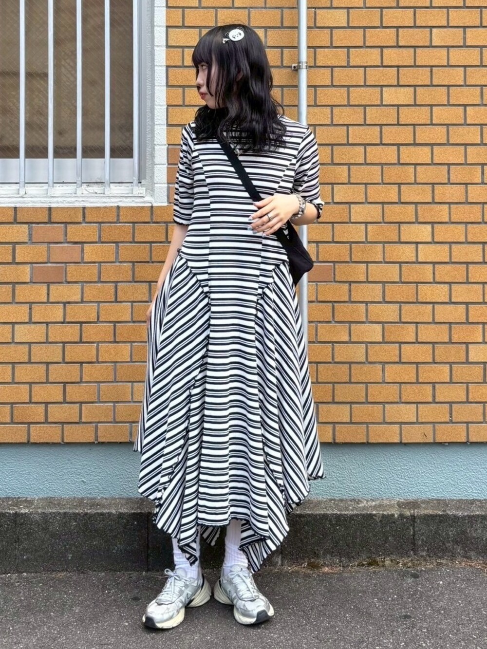 ブラック系のワンピース、ブラック系のボディバッグ/ウエストポーチ、ホワイト系のバレッタ/ヘアクリップを着用したレディースの夏コーディネートの3枚目の写真