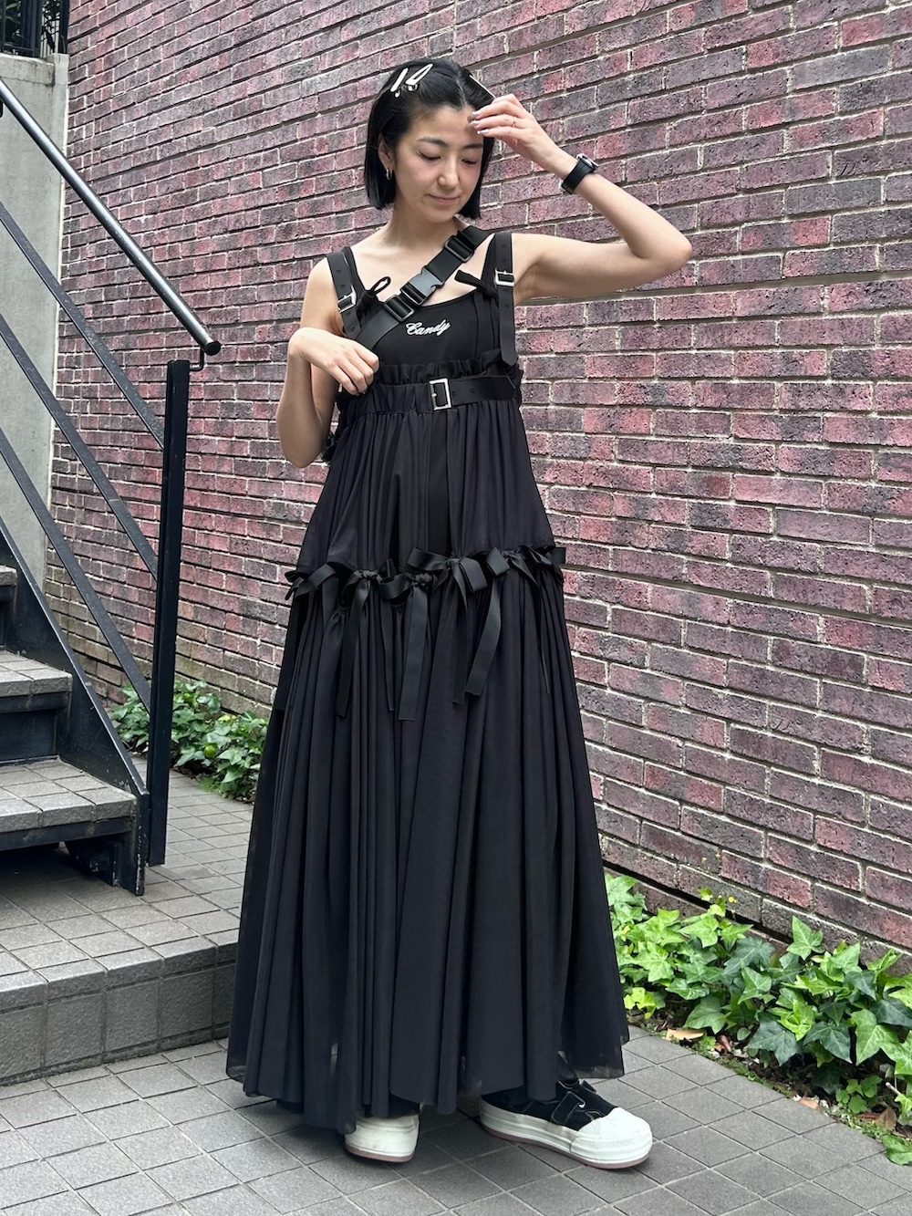 ブラック系のボディバッグ/ウエストポーチ、ブラック系のワンピース、ブラック系のスカートを着用したレディースの夏コーディネートの2枚目の写真
