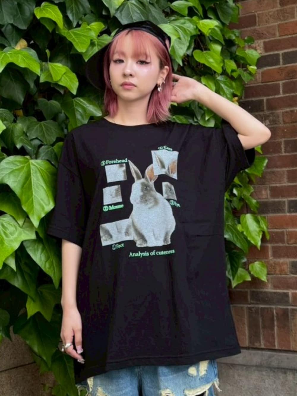 ブルー系のデニムパンツ、ブラック系のTシャツ/カットソー、ブラック系のキャップを着用したレディースの春コーディネートの3枚目の写真
